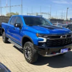 vendo mi camioneta chevrolet por apuro: Camioneta Chevrolet Silverado azul, modelo reciente y bien cuidada, ilustrando la venta rápida de camionetas de alto valor.