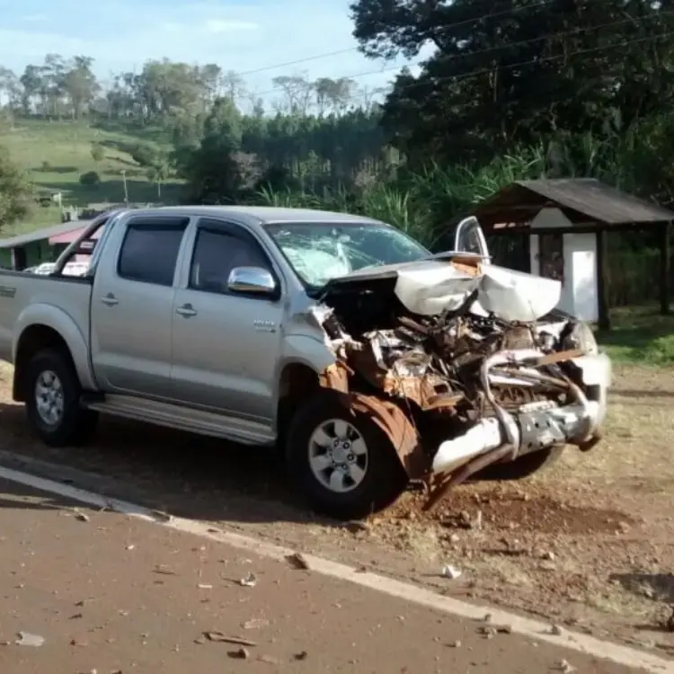 Toyota Hilux chocada: Imagen de una camioneta Toyota Hilux con daños visibles tras un accidente, lista para ser vendida como siniestrada.