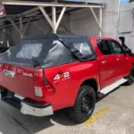 Vendo Camioneta por Viaje Urgentemente: Camioneta negra con puertas abiertas en un área residencial, representando la venta rápida y conveniente del vehículo antes de un viaje.