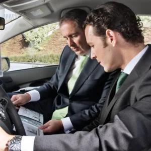 Ejecutiva junto a un vehículo sosteniendo carpeta; atención personalizada para cotizar tu auto online con AutoEfectivo y obtener oferta vinculante y pago el mismo día.