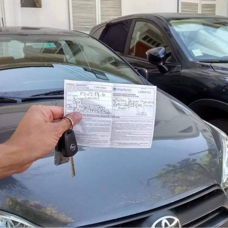 Vendo auto por Viaje Urgentemente: Primer plano de una mano entregando las llaves de un auto a otra persona, simbolizando la finalización de la venta rápida por viaje urgente.