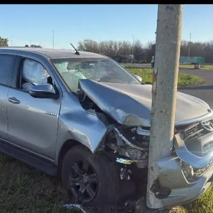 Toyota Hilux chocada: Primer plano del área frontal dañada de una camioneta Toyota Hilux siniestrada, ideal para sitios que compran vehículos con averías.