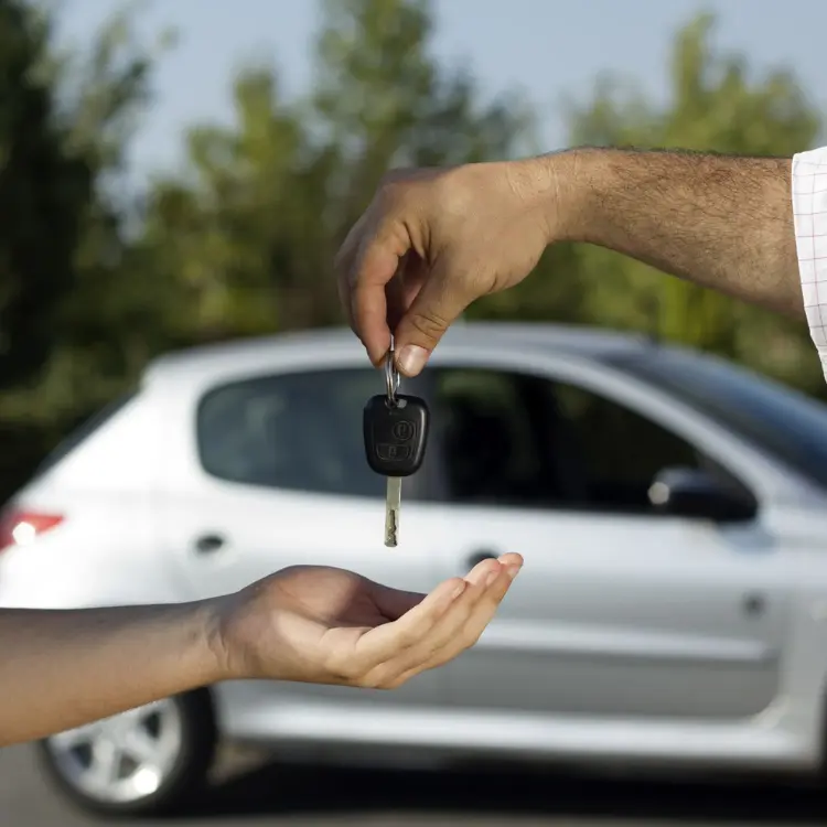 Vender mi auto usado: Toyota Hilux siniestrada con airbags activados y daño frontal severo tras chocar contra un poste, ilustrando la compra de vehículos chocados.