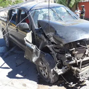 toyota hilux chocada con fuerte impacto frontal en la calle. Compramos camionetas siniestradas y con daños graves.