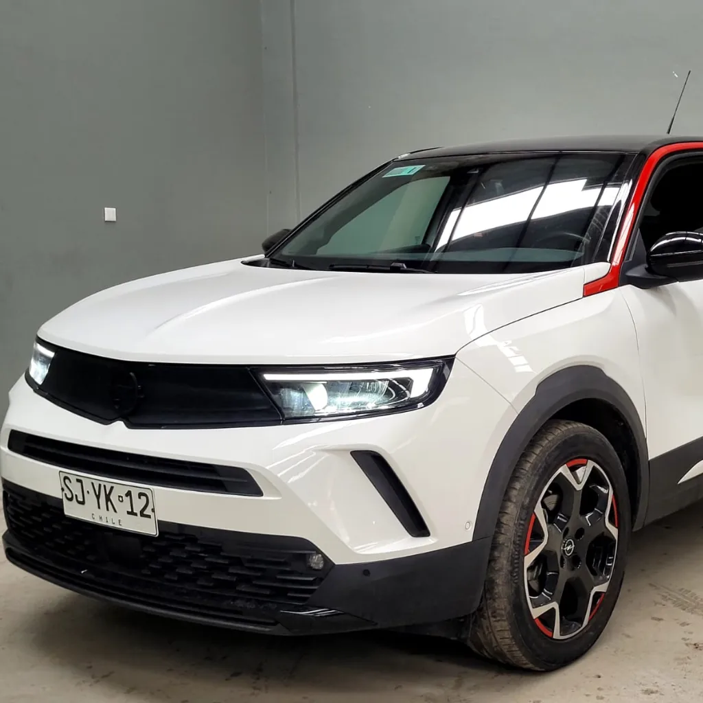 La imagen ilustra el proceso de determinar en cuanto puedo vender mi auto de diseño reciente.