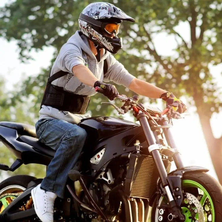 vendemos tu moto – motocicleta naked en movimiento con piloto equipado; cotiza tu moto online con retiro a domicilio y pago en 24–72 h en AutoEfectivo.