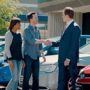 te vendemos tu auto – asesor estrechando manos con cliente frente a autos; tasación online, retiro a domicilio y pago bancario verificado en AutoEfectivo.