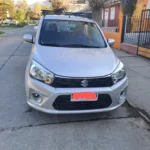 Vendo mi Auto en San Felipe y Los Andes: Suzuki Celerio plateado bien mantenido estacionado en una calle residencial, listo para ser vendido como auto usado.