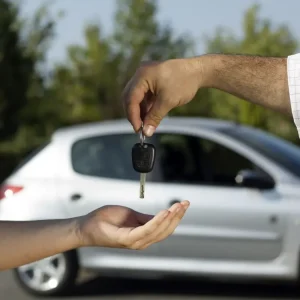 Vender mi auto usado: Toyota Hilux siniestrada con airbags activados y daño frontal severo tras chocar contra un poste, ilustrando la compra de vehículos chocados.